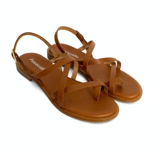 Sandalias bajas para mujer en piel color camel