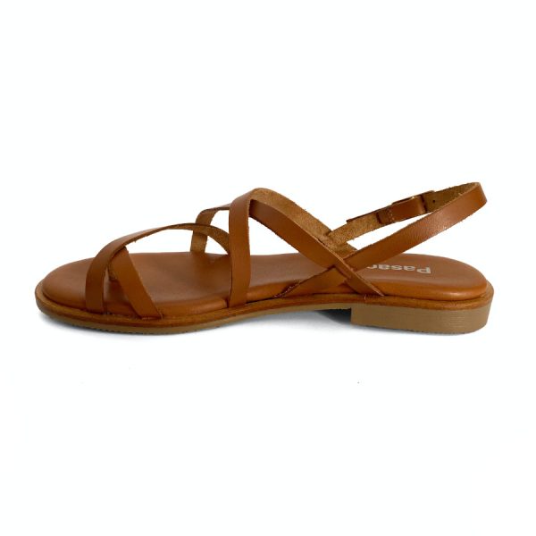 Sandalias bajas para mujer en piel color camel