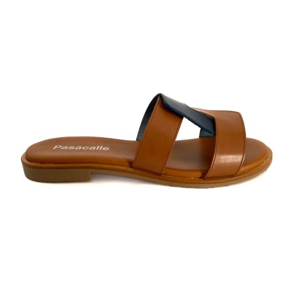 Sandalias bajas para mujer en piel camel y marino