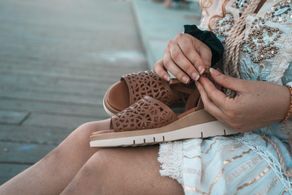 Sandalias de cuña para mujer en piel camel